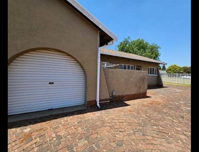 3 BEDROOM TOWNHOUSE FOR SALE IN PARKRAND